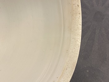 Een Chinese blauw-witte dekselbeker met floraal decor, Kangxi